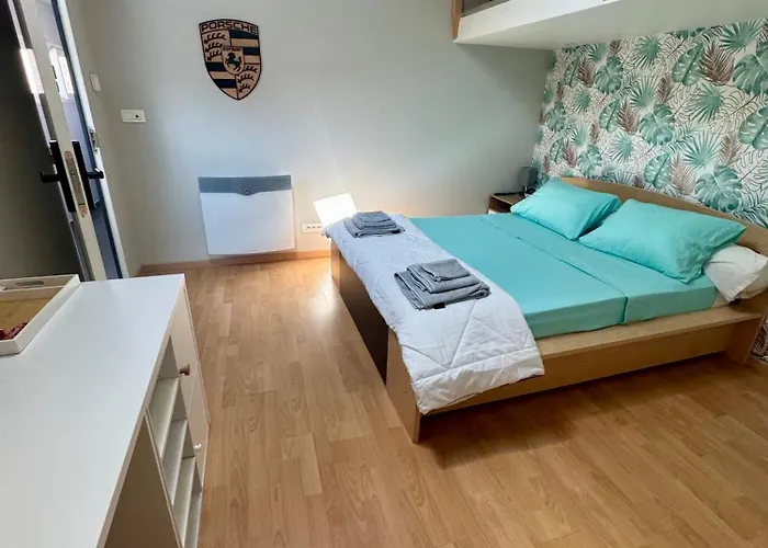 Quarto em Acomodações Particulares Avec Piscine 400m Circuit 24h