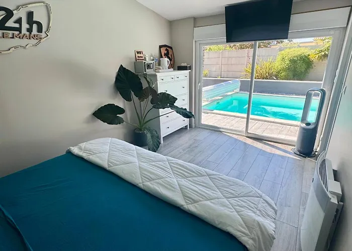 Quarto em Acomodações Particulares Avec Piscine 400m Circuit 24h